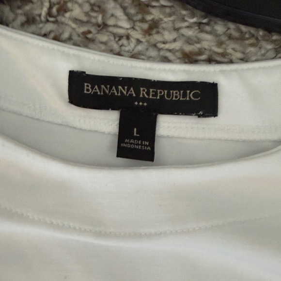 Banana Republic Factory White Short-Sleeve Crew Tee with Front Seams - Picture 2 of 3